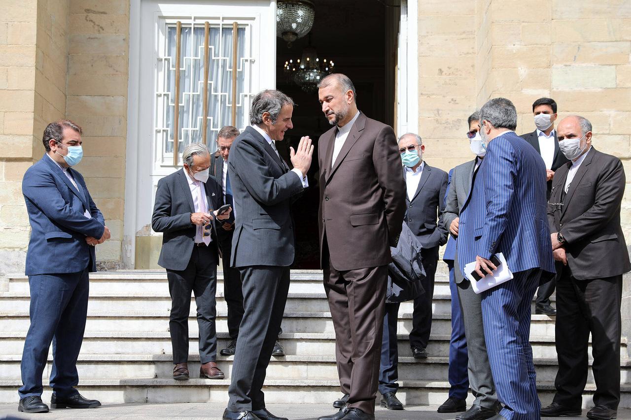 Irans Außenminister Hossein Amir-Abullahian spricht auf einer Treppe mit dem Chef der Internationalen Atomenergiebehörde IAEA, Rafael Grossi. 