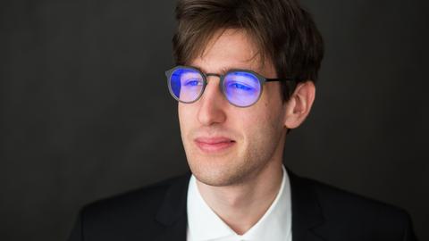 Mihály Berecz lebt zur Zeit in Berlin und studiert in der Hochschule für Musik "Hanns Eisler" bei Kirill Gerstein.