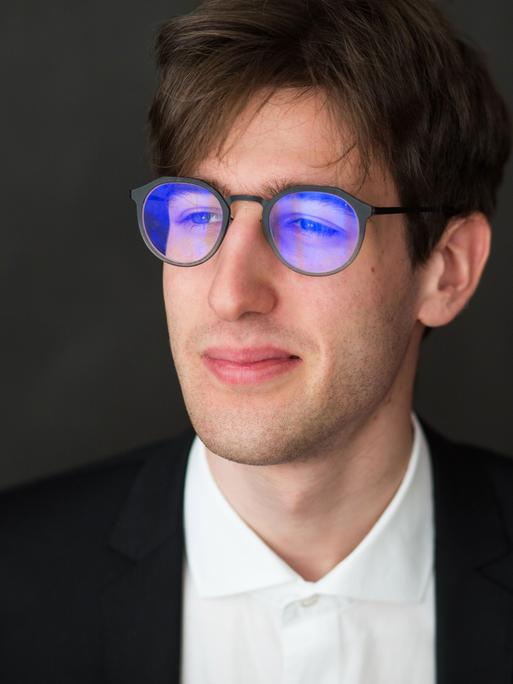 Mihály Berecz lebt zur Zeit in Berlin und studiert in der Hochschule für Musik "Hanns Eisler" bei Kirill Gerstein.
