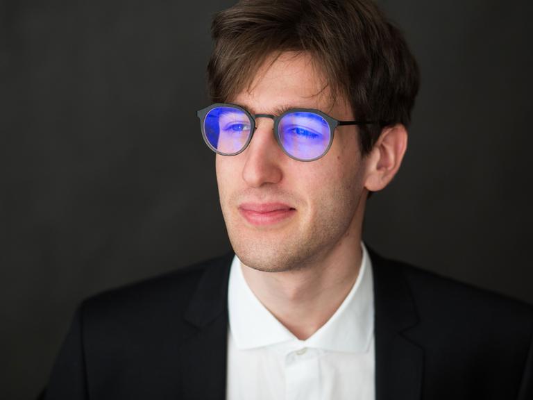 Mihály Berecz lebt zur Zeit in Berlin und studiert in der Hochschule für Musik "Hanns Eisler" bei Kirill Gerstein.