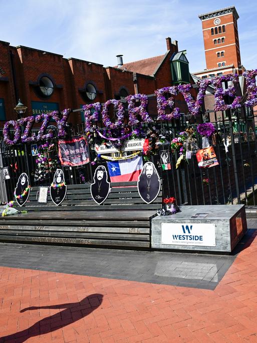 Fotos von Mitgliedern der Heavy-Rock-Band Black Sabbath an der Black-Sabbath-Brücke in Birmingham, Vereinigtes Königreich