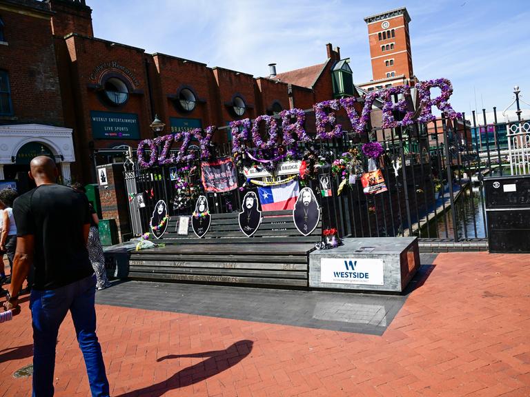 Fotos von Mitgliedern der Heavy-Rock-Band Black Sabbath an der Black-Sabbath-Brücke in Birmingham, Vereinigtes Königreich