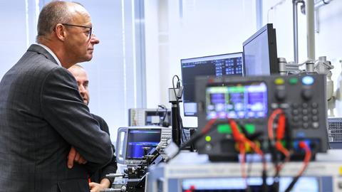 Friedrich Merz besichtigt ein sogenanntes Hochfrequenz-Labor und schaut auf eine größere Anzahl an elektronischen Geräten.
