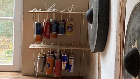 Ein selbsgebautes Blechbüchsenspiel und zwei große Gongs an der Wand nebenan