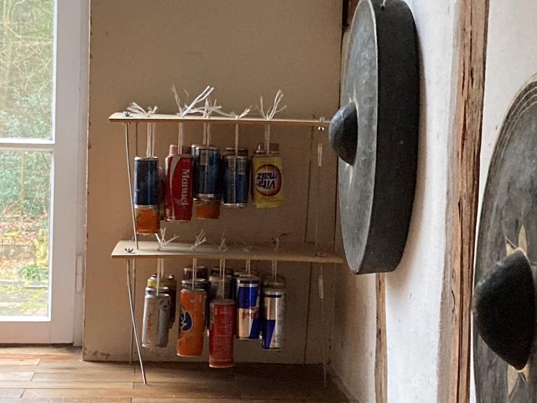 Ein selbsgebautes Blechbüchsenspiel und zwei große Gongs an der Wand nebenan