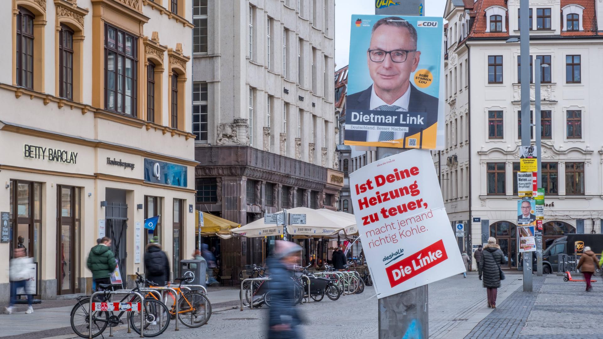 Plakate in der Leipziger Innenstadt werben für CDU und Linke bei der Bundestagswahl 2025. 