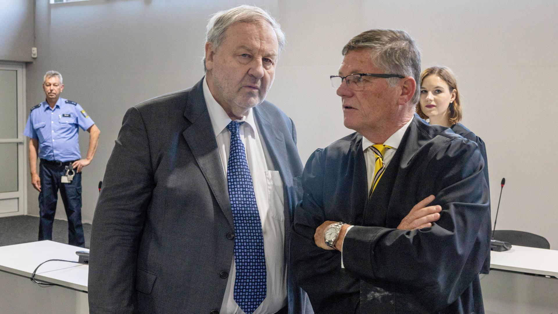 Der Angeklagte Hanno Berger steht im Gerichtssaal in Wiesbaden, rechts neben ihm sein Verteidiger Michael Simon.