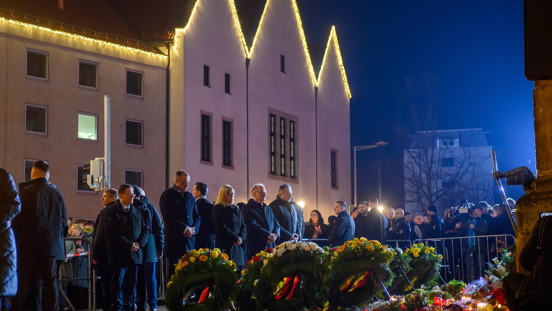Friedrich Merz, Simone Borris, Reiner Haseloff und Gunnar Schellenberger stehen bei einer Kranzniederlegung am Gedenkort ein Jahr nach dem Anschlag auf dem Magdeburger Weihnachtsmarkt. Friedrich Merz, Simone Borris, Reiner Haseloff und Gunnar Schellenberger stehen bei einer Kranzniederlegung am Gedenkort ein Jahr nach dem Anschlag auf dem Magdeburger Weihnachtsmarkt.