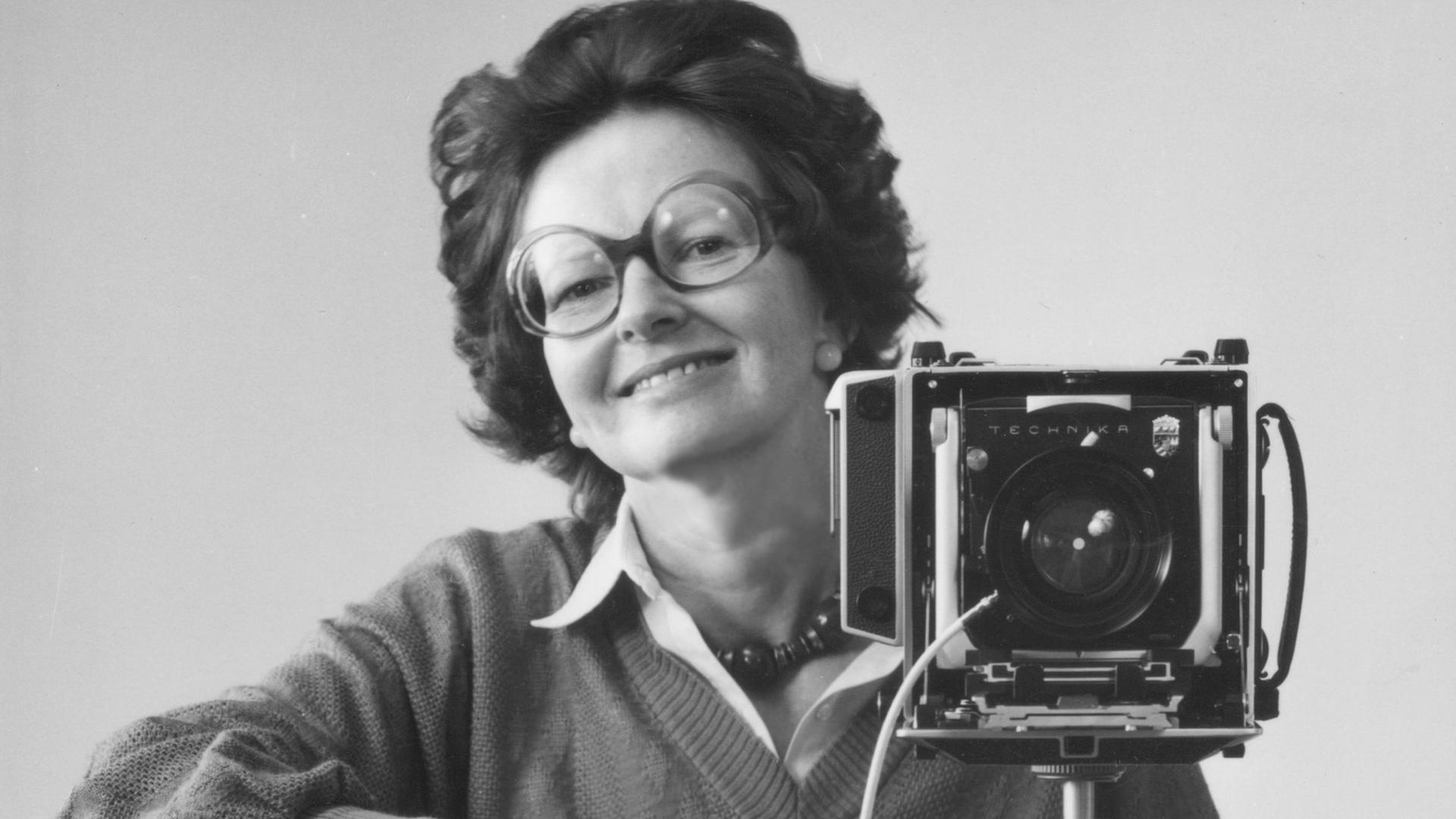 Elfriede Mejchar mit Linhof-Kamera und Stativ im Bundesdenkmalamt Ende der 1970er Jahre Elfriede Mejchar mit Linhof-Kamera und Stativ im Bundesdenkmalamt Ende der 1970er Jahre