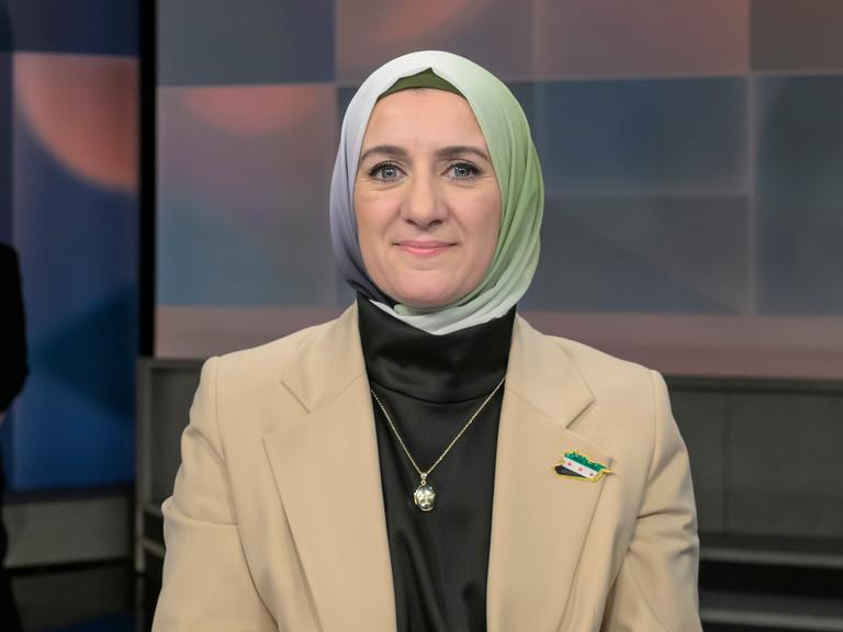 Nahla Osman, Rechtsanwältin, Vorsitzende Verband deutsch-syrischer Hilfsvereine sitzt in der Sendung "Hart aber fair" im Januar 2025. Nahla Osman, Rechtsanwältin, Vorsitzende Verband deutsch-syrischer Hilfsvereine sitzt in der Sendung "Hart aber fair" im Januar 2025.