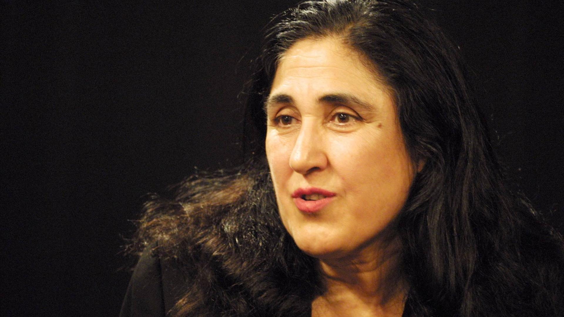 Emine Sevgi Özdamar lächelt. Emine Sevgi Özdamar lächelt.