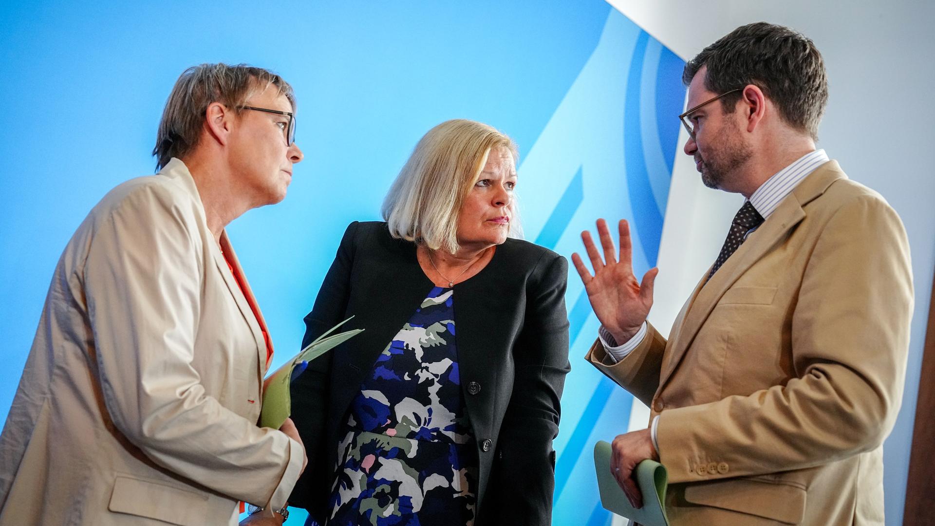 Nancy Faeser (SPD, M), Marco Buschmann (FDP) und Anja Hajduk (Bündnis 90/Die Grünen) besprechen das vorgestellte Sicherheitspaket nach der Messerattacke von Solingen.