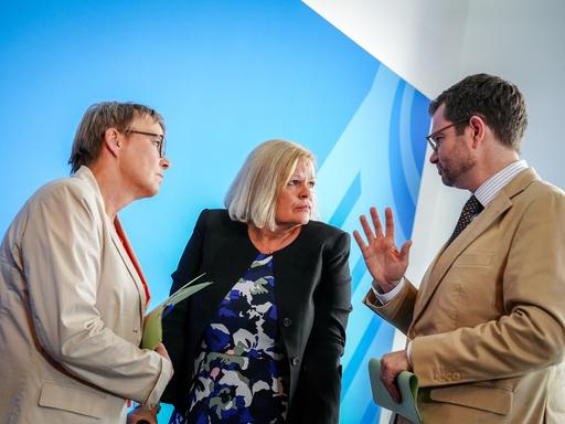 Nancy Faeser (SPD, M), Marco Buschmann (FDP) und Anja Hajduk (Bündnis 90/Die Grünen) besprechen das vorgestellte Sicherheitspaket nach der Messerattacke von Solingen.