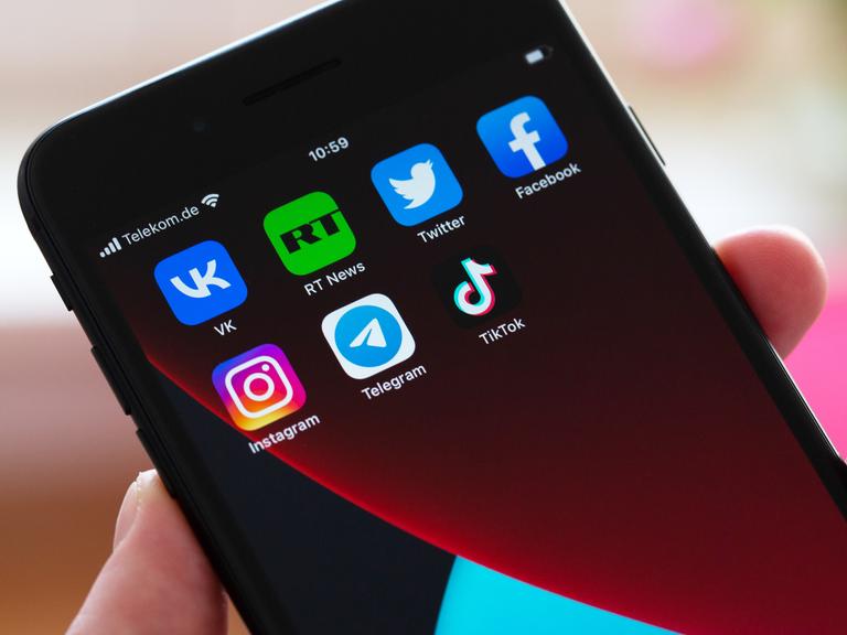 Auf dem Bildschirm eines Smartphones sind die Logos der Apps VKontakte (v.o.l.n.r.), Twitter, RT News, Facebook, Instagram (unten l-r), Telegram, TikTok zu sehen. 