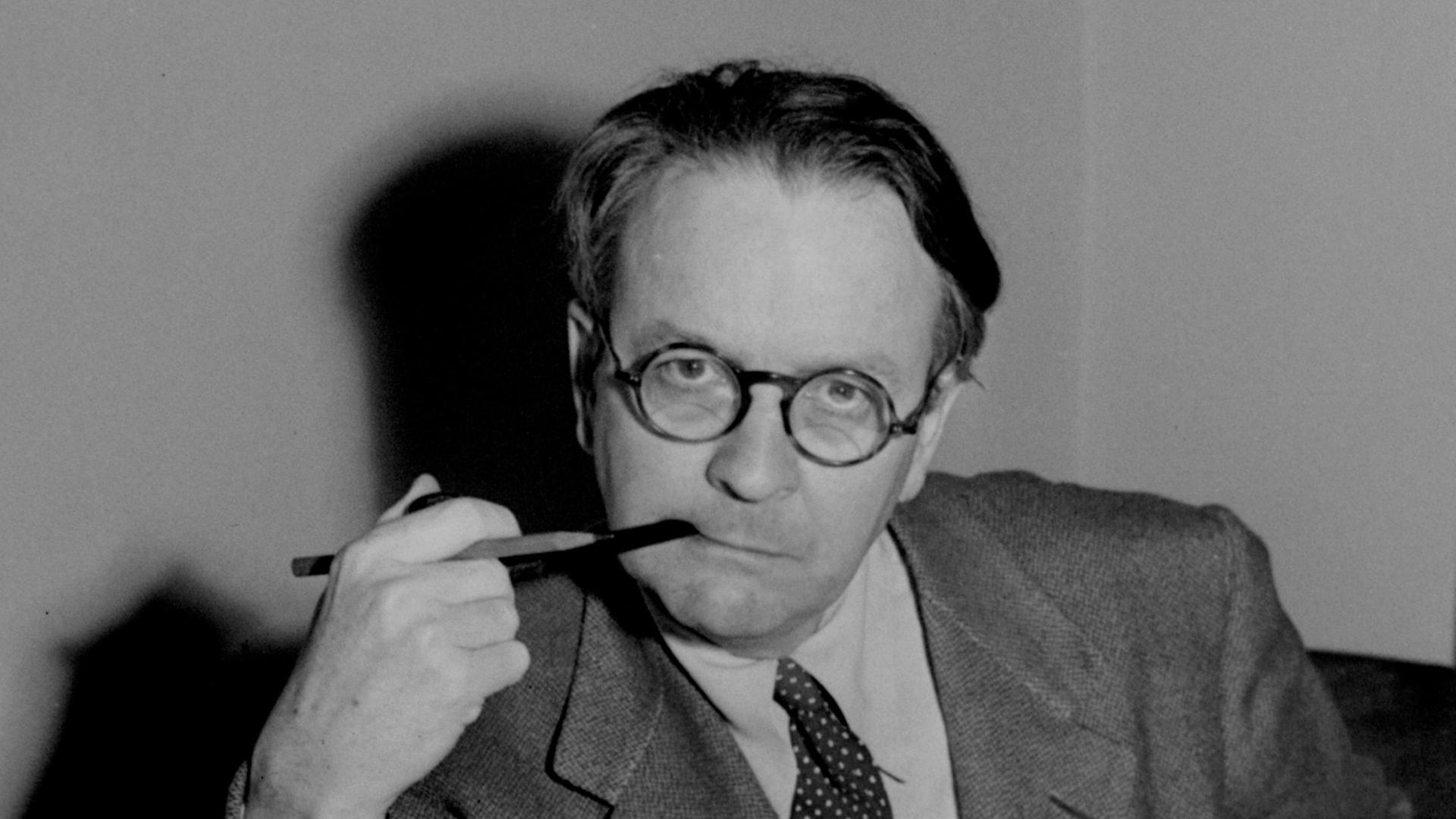 Raymond Chandler im Jahr 1946: er blickt ernst in die Kamera.
