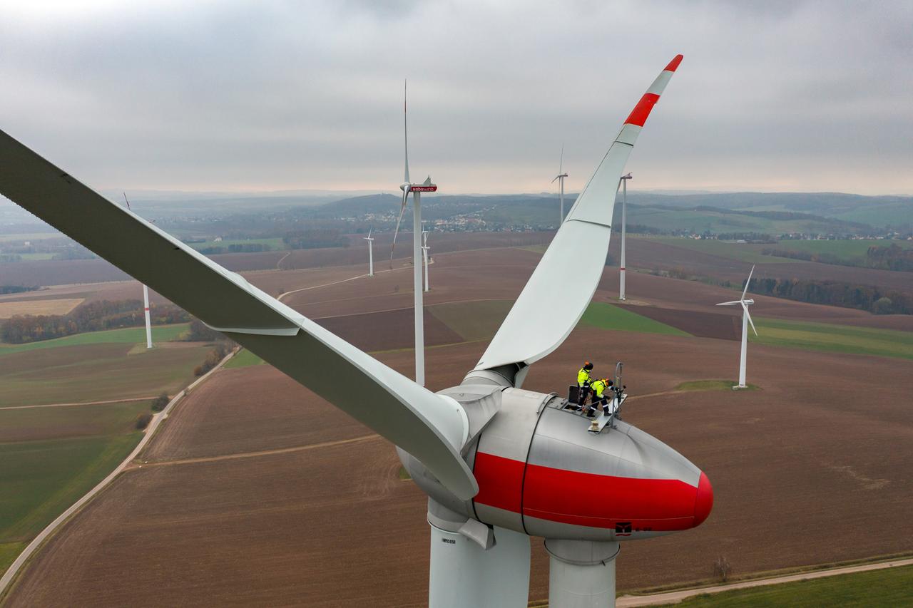 Zwei Techniker der Sabowind GmbH warten eine Windkraftanlage vom Typ Enercon E92.