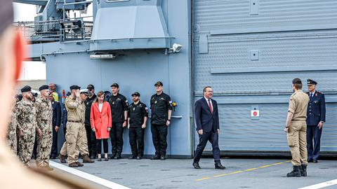 Bundesminister der Verteidigung Boris Pistorius vor dem Auslaufen auf dem Flugdeck des Einsatzgruppenversorgers "Frankfurt am Main" auf dem Marinestützpunkt anlässlich der Verlegung Seestreitkräfte in den Indopazifik. 