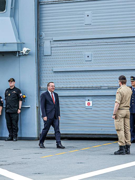 Bundesminister der Verteidigung Boris Pistorius vor dem Auslaufen auf dem Flugdeck des Einsatzgruppenversorgers "Frankfurt am Main" auf dem Marinestützpunkt anlässlich der Verlegung Seestreitkräfte in den Indopazifik. 