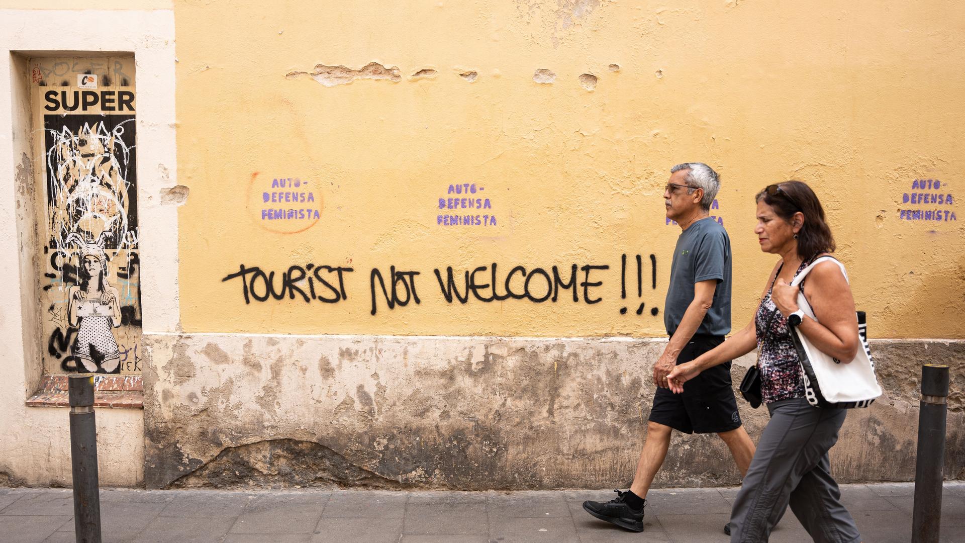 Auf einer Wand in Barcelona wurde "Tourists not Welcome" mit Graffiti gesprüht.