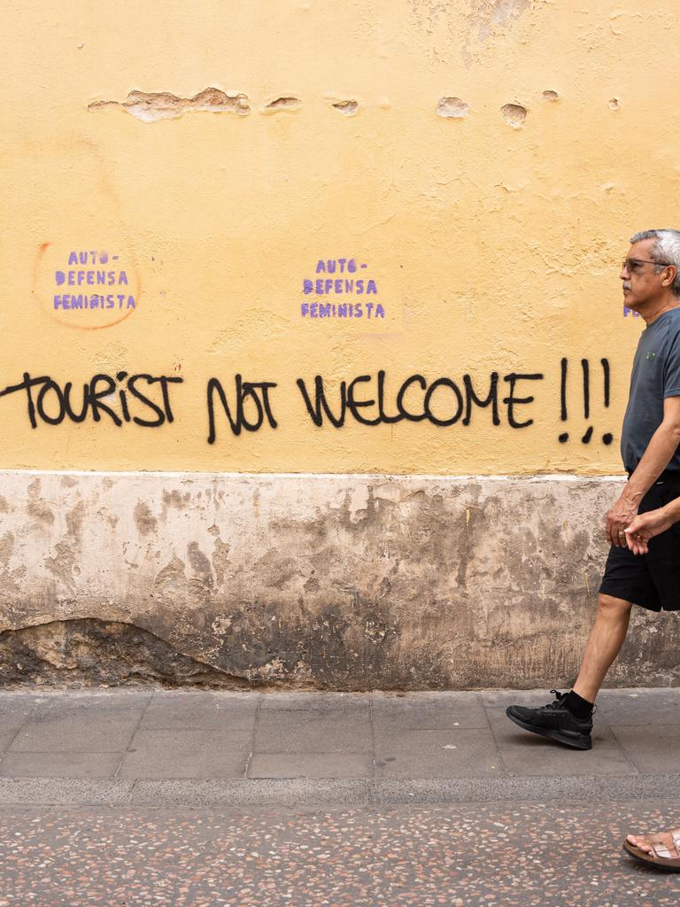 Auf einer Wand in Barcelona wurde "Tourists not Welcome" mit Graffiti gesprüht.