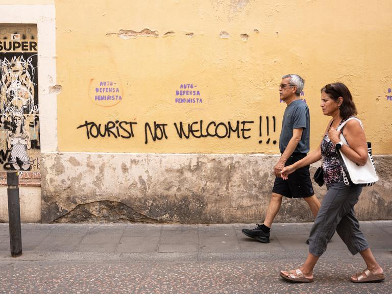 Auf einer Wand in Barcelona wurde "Tourists not Welcome" mit Graffiti gesprüht.