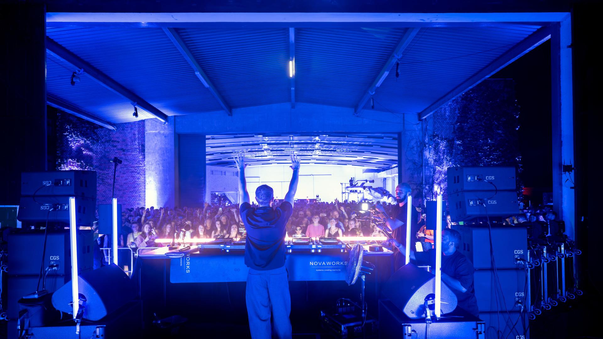 DJ Alle Farben hebt die Hände in die Höhe und heizt dem Publikum ein. Bei einer besonderen Party zum 150-jährigen Jubiläum der Bayreuther Festspiele hat der DJ Motive aus Wagners klassischen Werken in seine elektronischen Live-Sets einfließen lassen. DJ Alle Farben hebt die Hände in die Höhe und heizt dem Publikum ein. Bei einer besonderen Party zum 150-jährigen Jubiläum der Bayreuther Festspiele hat der DJ Motive aus Wagners klassischen Werken in seine elektronischen Live-Sets einfließen lassen.