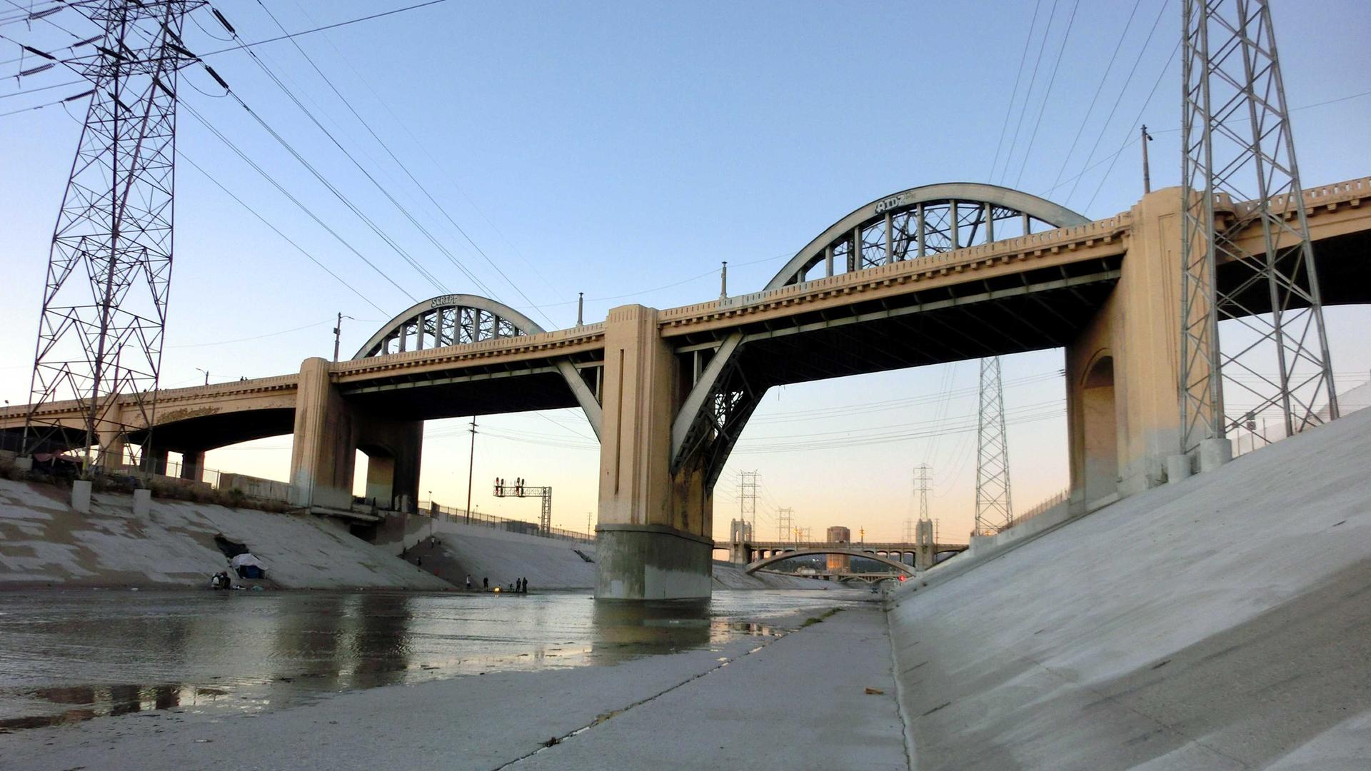Blick aus dem Flussbett: Brücke über den Los Angeles River. Blick aus dem Flussbett: Brücke über den Los Angeles River.