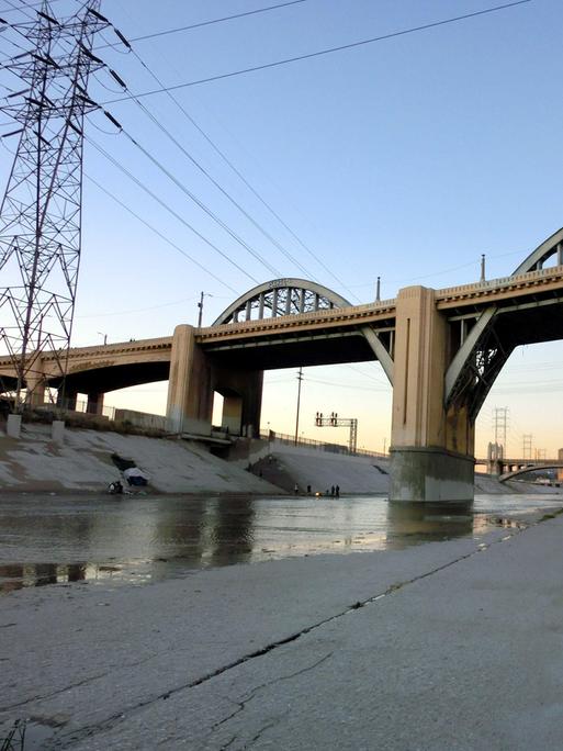 Blick aus dem Flussbett: Brücke über den Los Angeles River. Blick aus dem Flussbett: Brücke über den Los Angeles River.