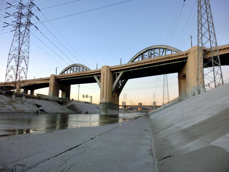 Blick aus dem Flussbett: Brücke über den Los Angeles River. Blick aus dem Flussbett: Brücke über den Los Angeles River.