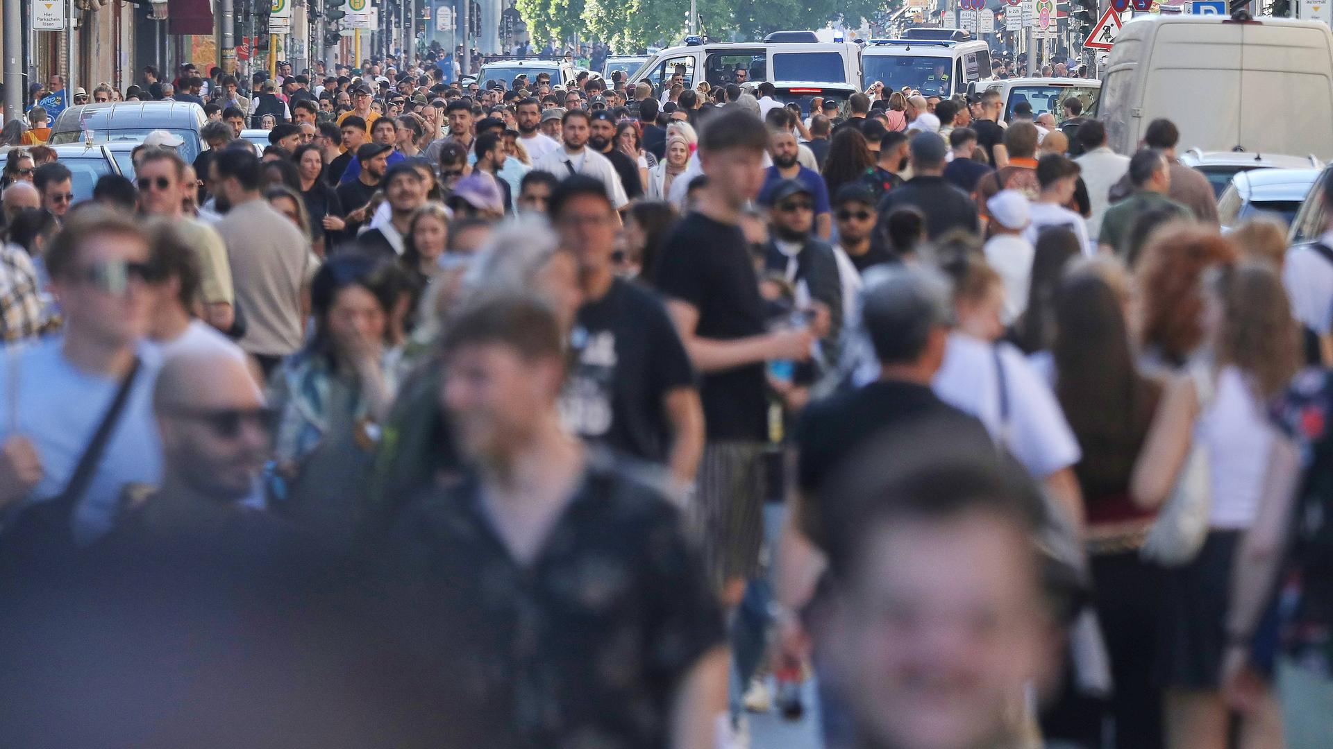 In Berlin sind viele Menschen auf den Straßen unterwegs. In Berlin sind viele Menschen auf den Straßen unterwegs.