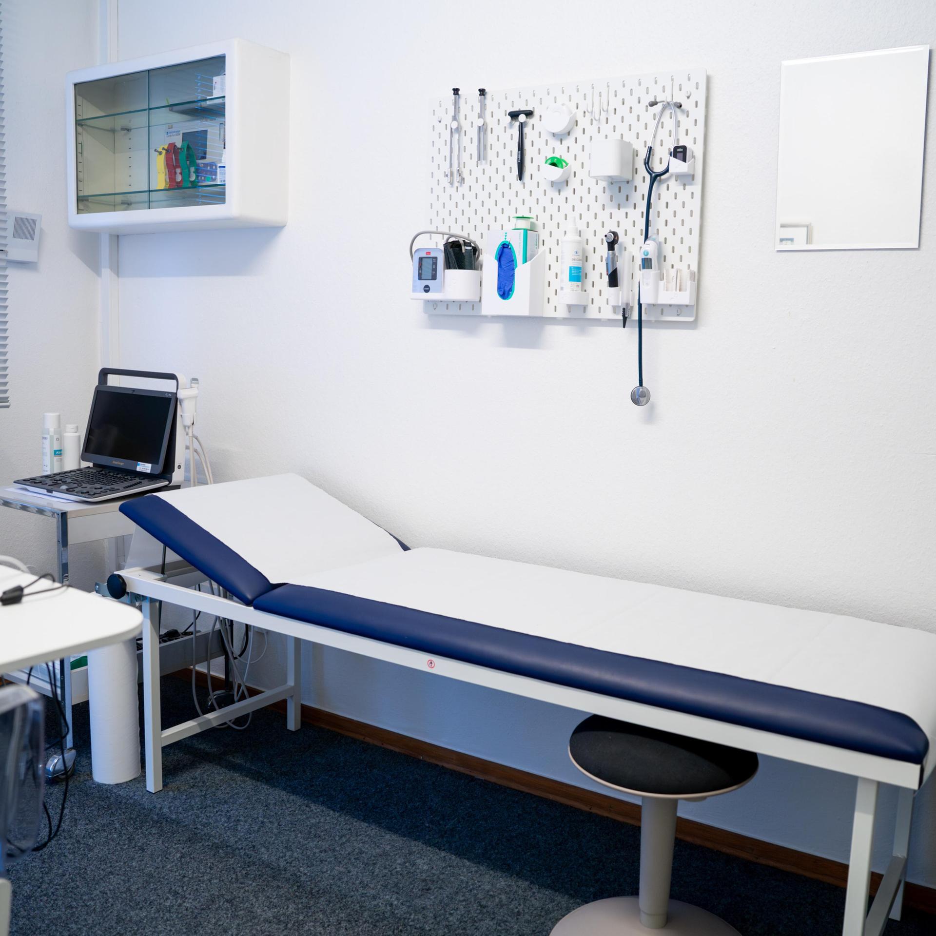 Symbolfoto leeres Behandlungszimmer einer Hausarztpraxis