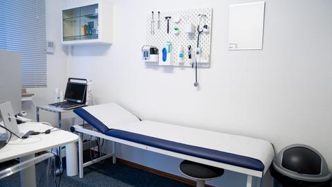 Symbolfoto leeres Behandlungszimmer einer Hausarztpraxis