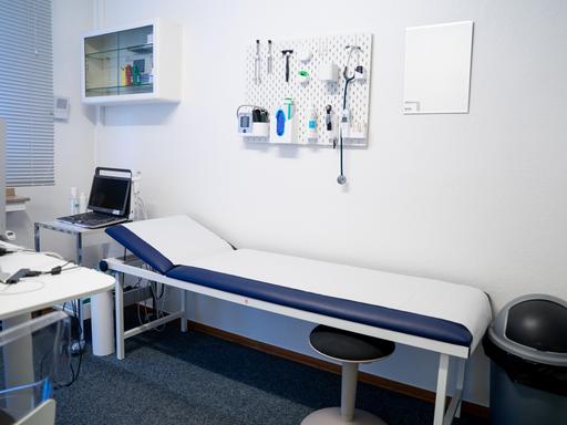Symbolfoto leeres Behandlungszimmer einer Hausarztpraxis