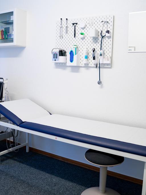 Symbolfoto leeres Behandlungszimmer einer Hausarztpraxis