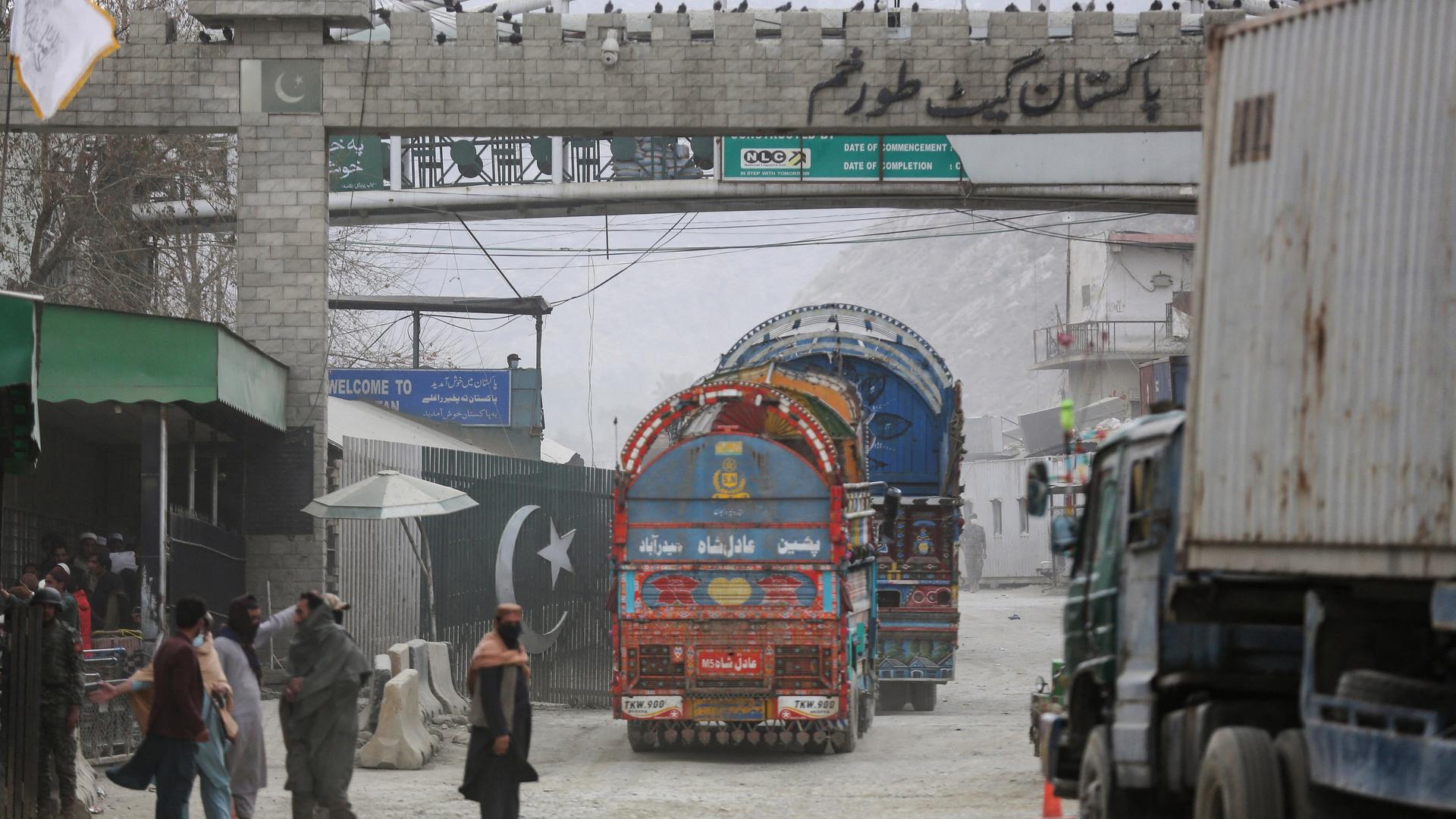 Lastwagen überqueren am Übergang Torkham die Grenze zwischen Afghanistan und Pakistan.