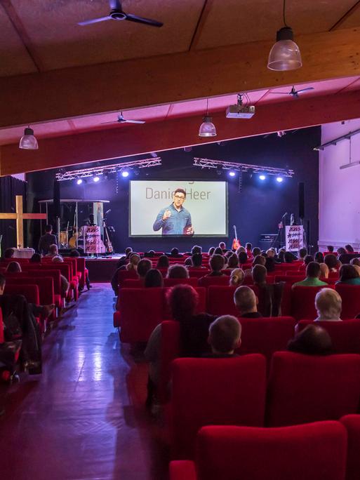 In der Freikirche ICF Kraichgau findet ein Gottesdienst statt. Die Predigt von Pastor Daniel Heer, die im ICF Karlsruhe stattfindet, wird dabei live auf einer Leinwand übertragen.