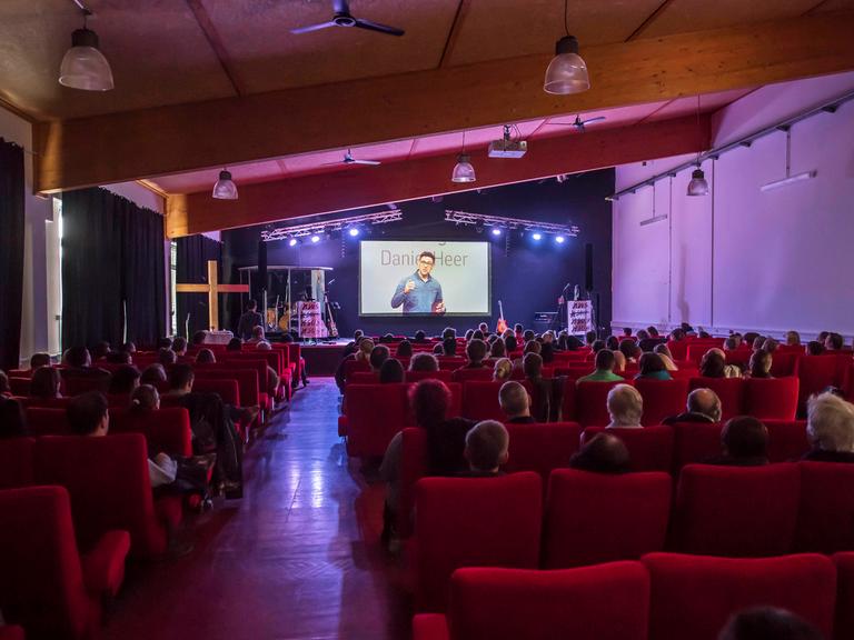 In der Freikirche ICF Kraichgau findet ein Gottesdienst statt. Die Predigt von Pastor Daniel Heer, die im ICF Karlsruhe stattfindet, wird dabei live auf einer Leinwand übertragen.