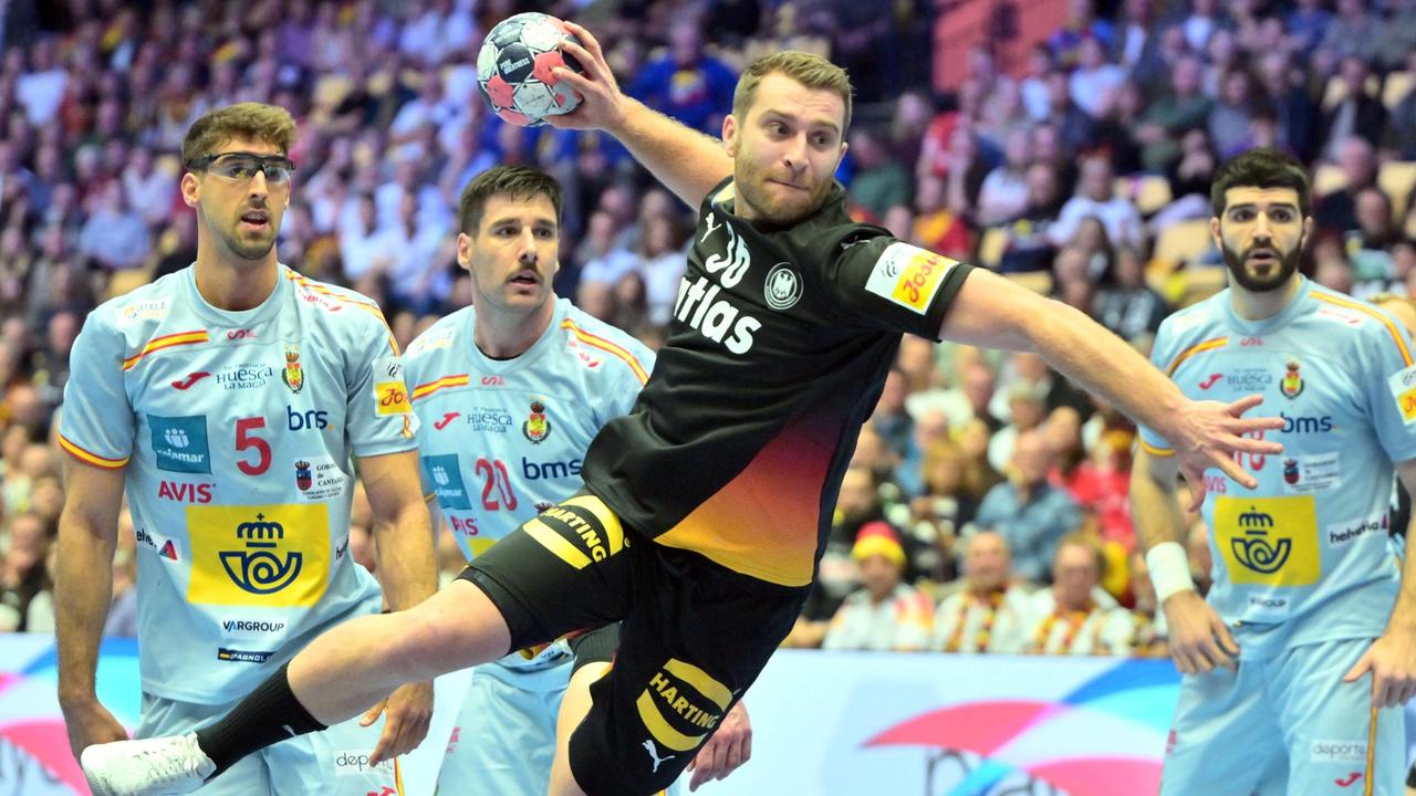 Lukas Mertens beim Torwurf.