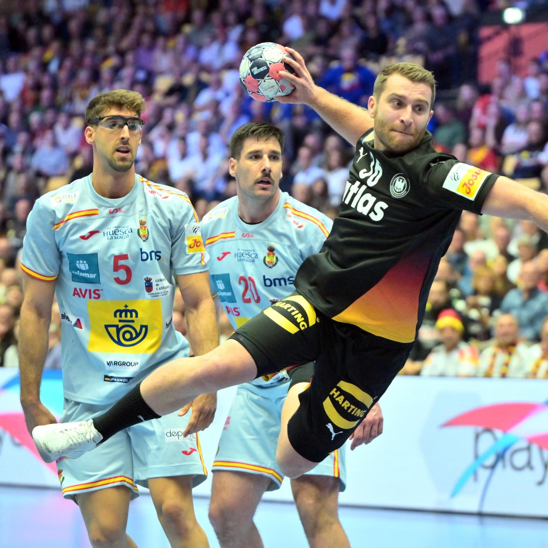 Lukas Mertens beim Torwurf.