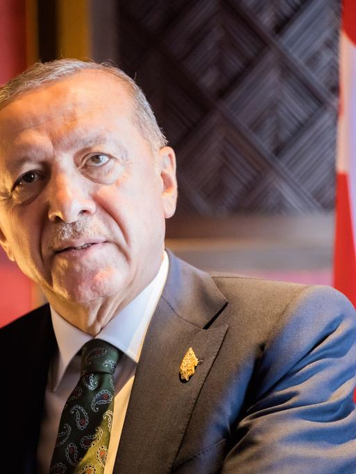 Recep Tayyip Erdogan vor der türkischen Staatsflagge