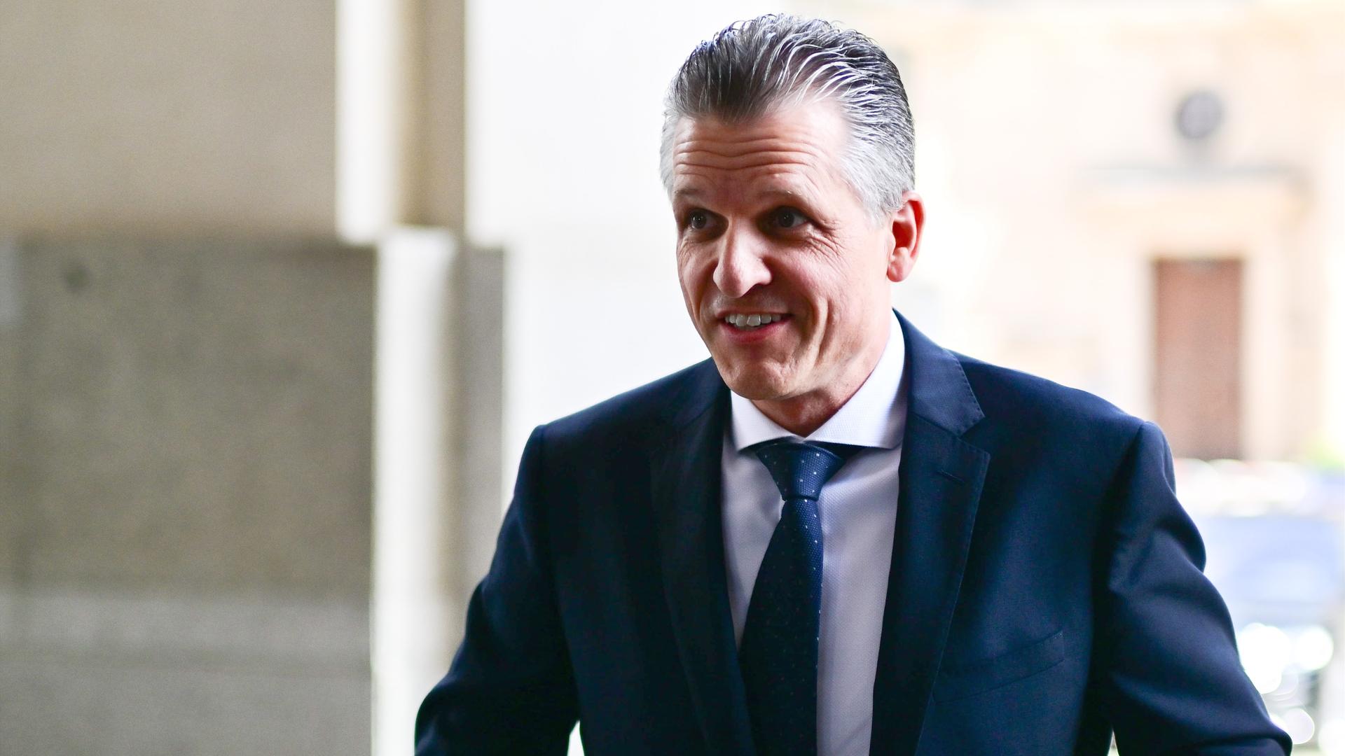 Thorsten Frei (CDU) kommt zu einer Sondersitzung der CDU/CSU-Bundestagsfraktion zur Wahl des Fraktionsvorsitzenden.