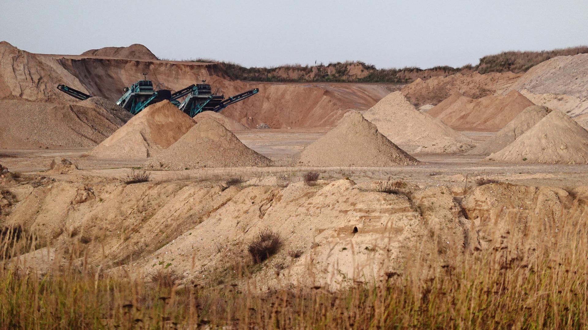 Sandhaufen in einem Kieswerk in Schependorf, Mecklenburg-Vorpommern.