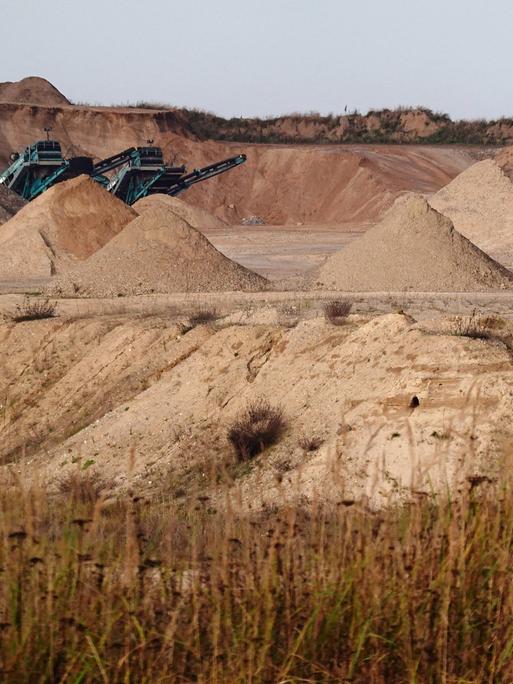 Sandhaufen in einem Kieswerk in Schependorf, Mecklenburg-Vorpommern.