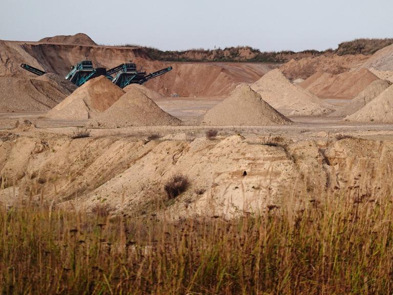 Sandhaufen in einem Kieswerk in Schependorf, Mecklenburg-Vorpommern.