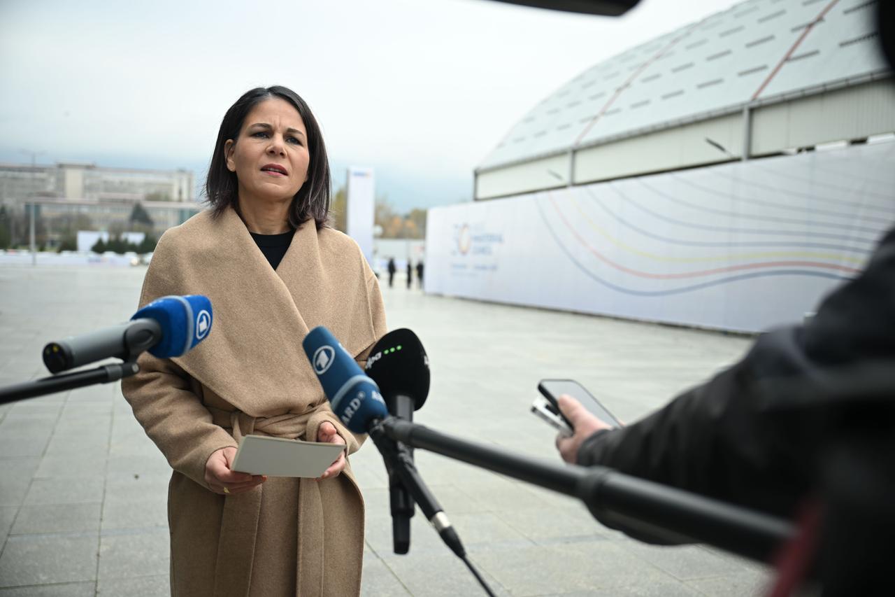 Skopje: Annalena Baerbock (Bündnis 90/Die Grünen), Außenministerin, gibt zu Beginn des 30. Ministerrats der Organisation für Sicherheit und Zusammenarbeit in Europa (OSZE) im Sports Centre Boris Trajkovski ein Pressestatement.