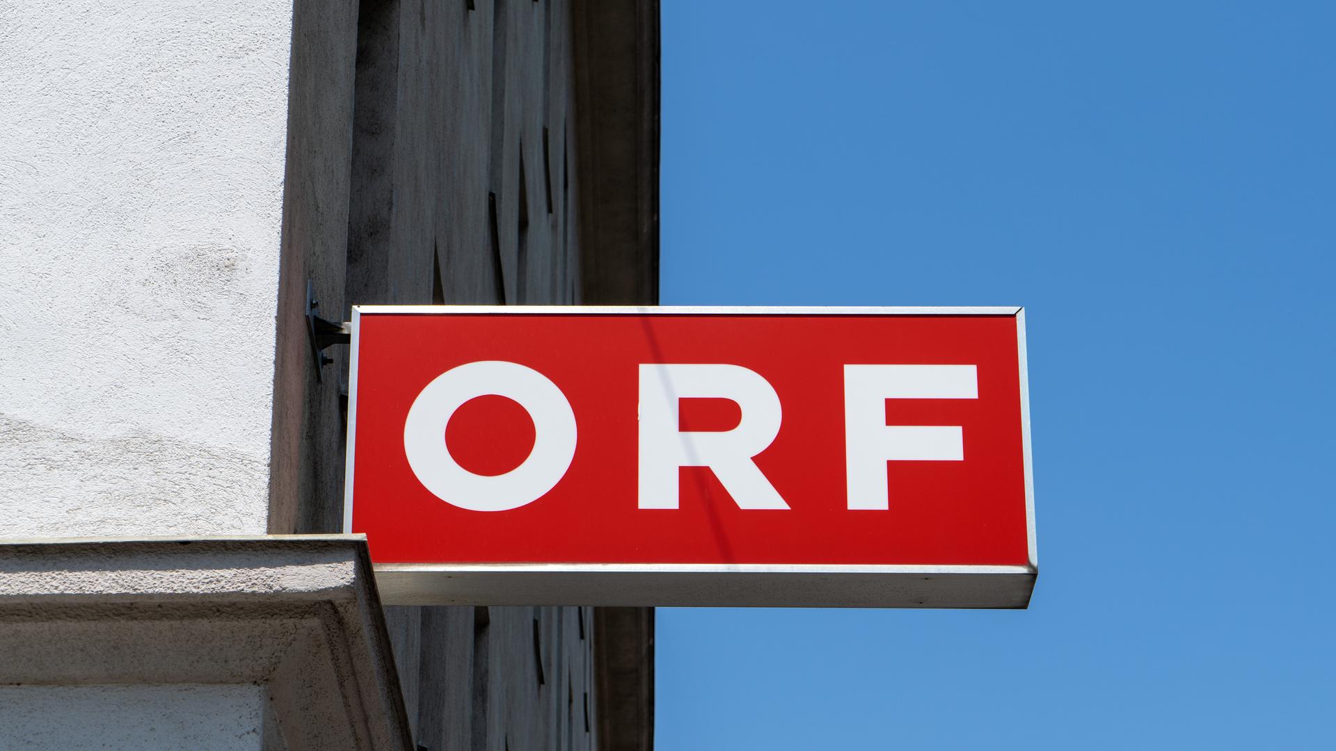 Das Logo des Österreichischen Rundfunks (ORF) an einem Funkhaus in Wien