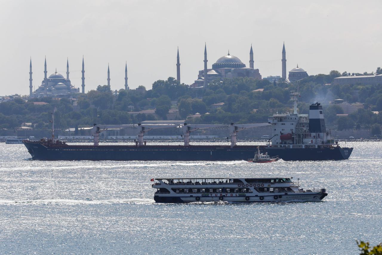 Das Frachtschiff Razoni mit 26.000 Tonnen Weizen aus der Ukraine an Bord passiert den Bosporus. Es war im August das erste Schiff, das nach dem Abkommen mit Russland die Ukraine verlassen konnte. (Archivbild vom 3.8.2022)