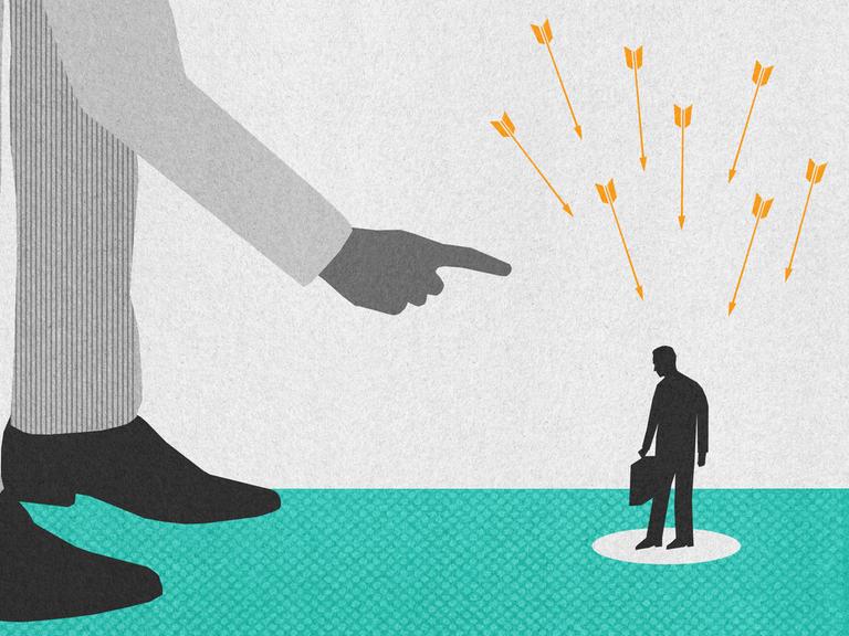 Eine Illustration: Auf der linken Bildhälfte sind übergroße Beine und Business-Schuhe zu sehen. Von oben deutet der Zeigefinger der riesigen Person übermächtig auf einen kleinen Mann. Auf letzteren prasseln zudem acht gelbe Pfeile ein. 