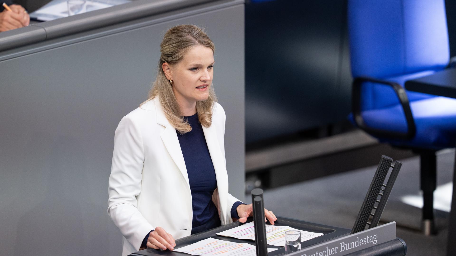 Sonja Eichwede steht am Rednerpult im Bundestag.
