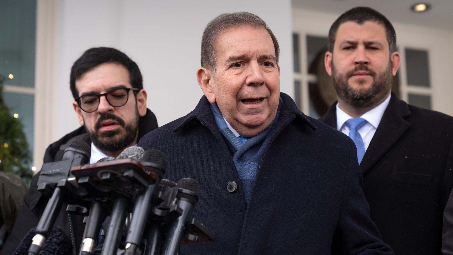 Edmundo Gonzaléz Urrutia steht in einem Wintermantel vor dem Weißen Haus in Washington und spricht in Mikrofone. Aufnahme vom 06.01.2025.